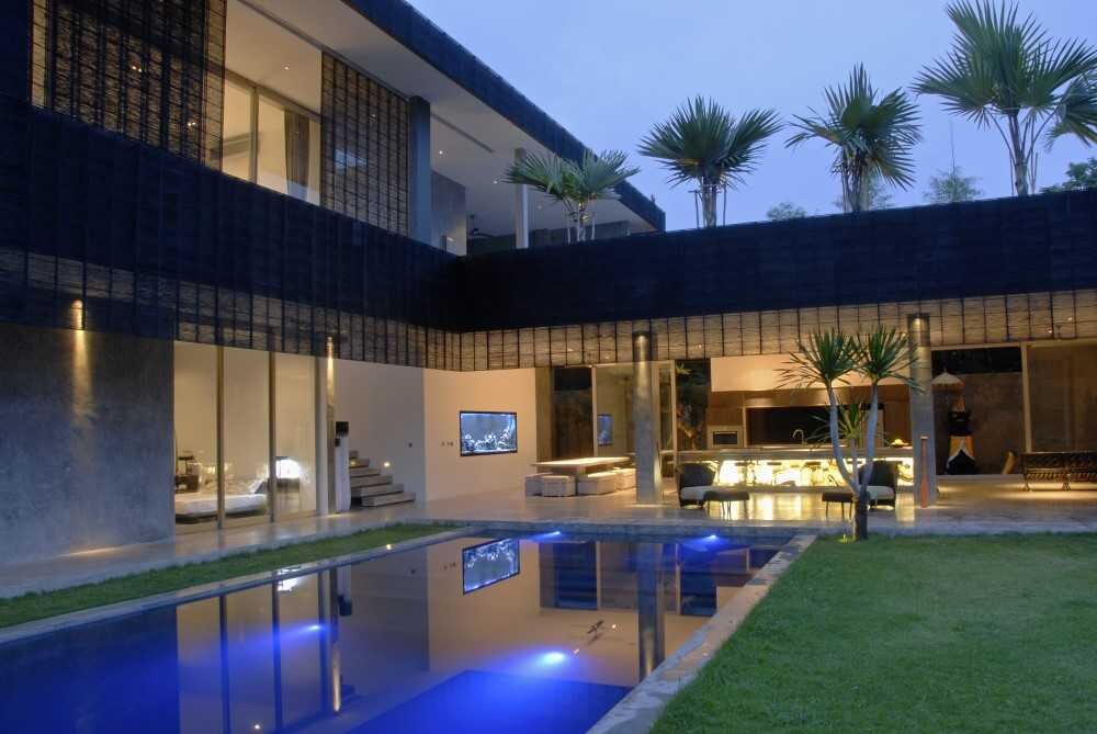 Luxury Villa with Contemporary Tropical Design