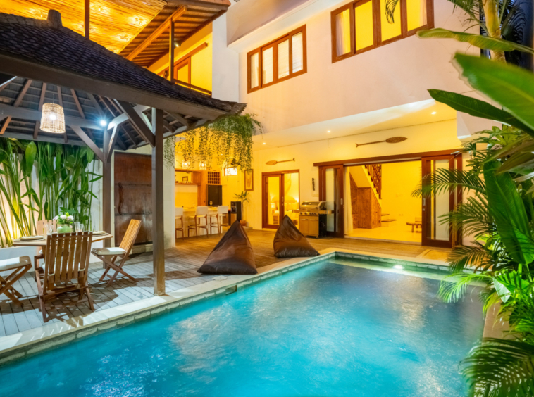 Vila Menakjubkan di Pererenan Dijual – Retret Damai dengan Pemandangan Kolam Renang & Atap — Property ID JU801