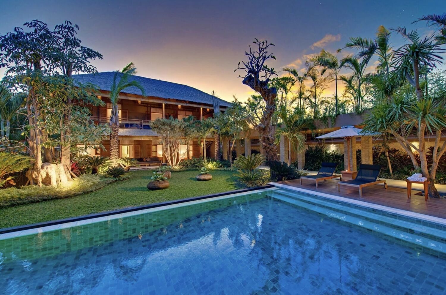 Vila Mewah 6 Kamar Tidur Dijual di Seminyak Freehold – 5 Menit Berjalan Kaki ke Pantai — Property ID JU804