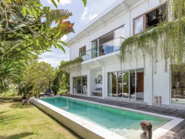 Spacieuse villa de 5 chambres à Umalas à vendre avec magnifique jardin et piscine — Property ID JU786