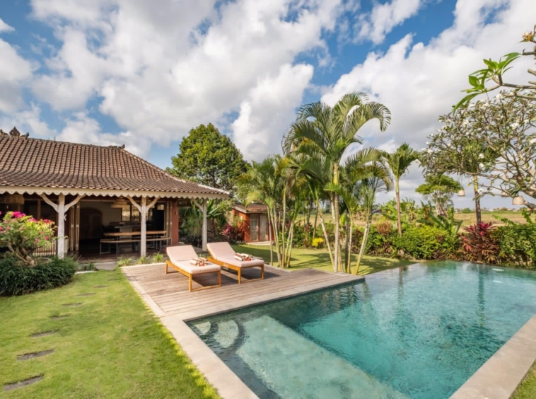 Rice field View Villa in Babakan for Sale with Spacious Garden and Infinite Pool — Property ID JU946