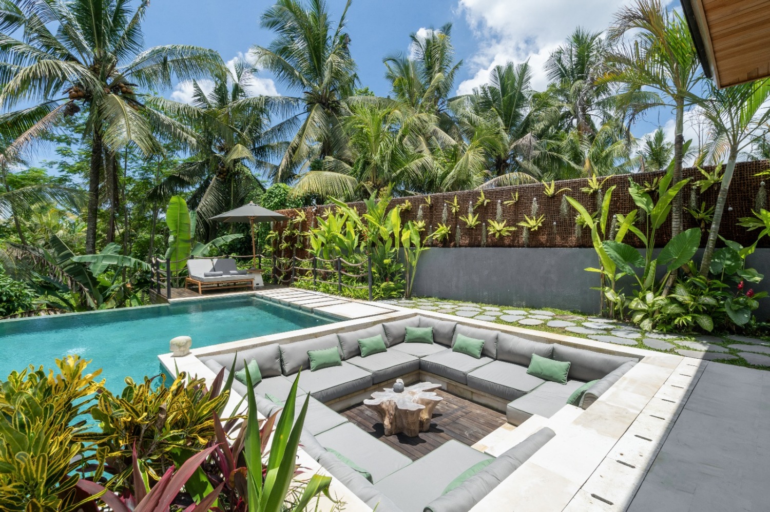 Vila Hutan 5 Kamar Tidur Luas Dijual di Ubud, Sayan, dengan Gym Pribadi dan Kolam Renang — ID Properti JU946