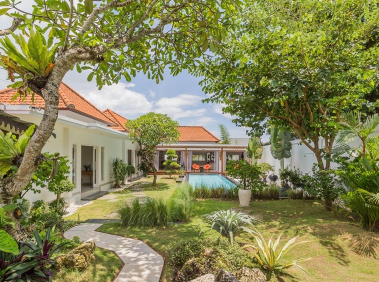 4 Bedrooms Umalas Villa with Character – Joglo Touches and Lush Garden — Property ID JU775
