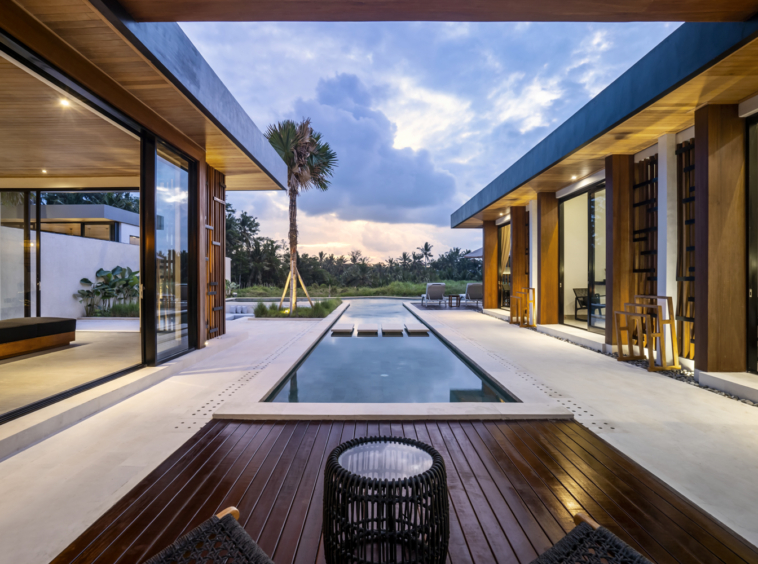 Vila 4 Kamar Tidur dengan Kolam Renang Luas di Mas