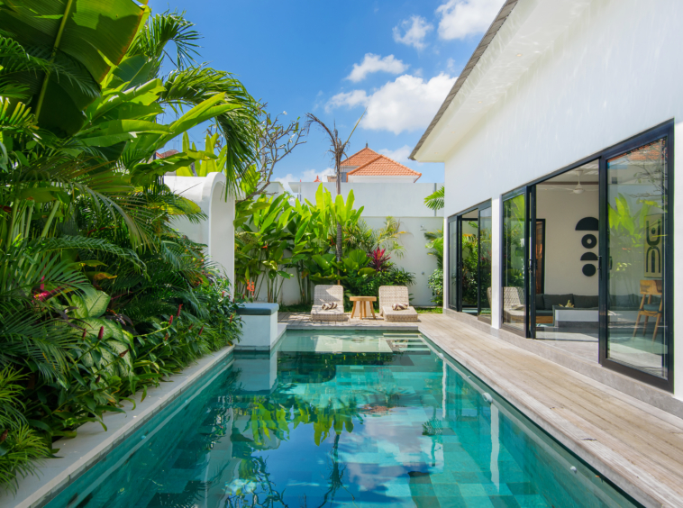 Vila dengan Kolam Renang Pribadi Dijual di Padonan